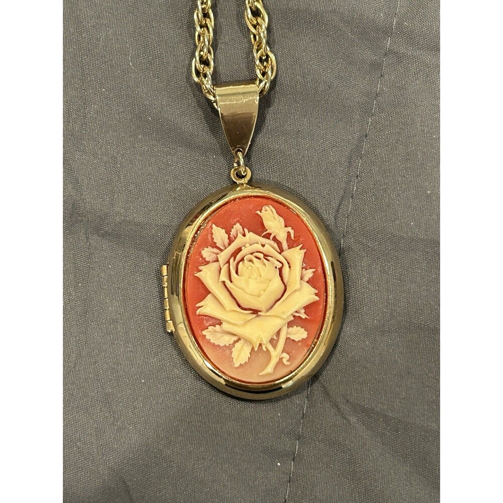 Vintage Cameo Locket On 30 Inch Gold Tone Chain